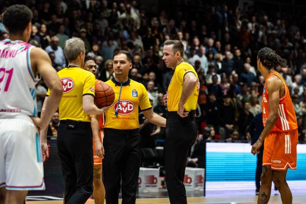 GER, easy-Credit Basketball-Bundesliga, Niners Chemnitz - Telekom Baskets Bonn. 04.04.2026, Messe, Chemnitz, GER, easy-Credit Basketball-Bundesliga, Niners Chemnitz - Telekom Baskets Bonn. Christof Madinger, Nermin Hodzic, und Tobias Kazda, Schiedsrichter Foto Alexander Trienitz Chemnitz Messe Sachsen Deutschland