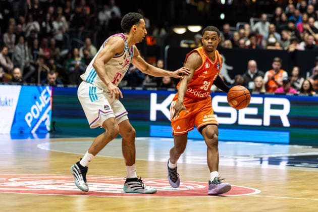 GER, easy-Credit Basketball-Bundesliga, Niners Chemnitz - Telekom Baskets Bonn. 04.04.2026, Messe, Chemnitz, GER, easy-Credit Basketball-Bundesliga, Niners Chemnitz - Telekom Baskets Bonn. Eric Washington (Niners Chemnitz, 33), Joel Aminu (Telekom Baskets Bonn, 21) Foto Alexander Trienitz Chemnitz Messe Sachsen Deutschland