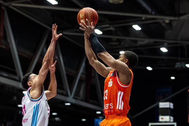 GER, easy-Credit Basketball-Bundesliga, Niners Chemnitz - Telekom Baskets Bonn. 04.04.2026, Messe, Chemnitz, GER, easy-Credit Basketball-Bundesliga, Niners Chemnitz - Telekom Baskets Bonn. Eric Washington (Niners Chemnitz, 33), Joel Aminu (Telekom Baskets Bonn, 21) Foto Alexander Trienitz Chemnitz Messe Sachsen Deutschland