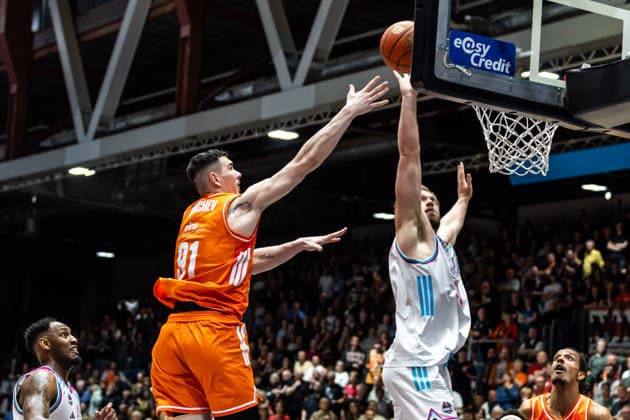 GER, easy-Credit Basketball-Bundesliga, Niners Chemnitz - Telekom Baskets Bonn. 04.04.2026, Messe, Chemnitz, GER, easy-Credit Basketball-Bundesliga, Niners Chemnitz - Telekom Baskets Bonn. Yordan Minchev (Niners Chemnitz, 91), Melvin Jostmann (Telekom Baskets Bonn, 12) Foto Alexander Trienitz Chemnitz Messe Sachsen Deutschland