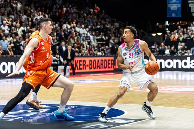 GER, easy-Credit Basketball-Bundesliga, Niners Chemnitz - Telekom Baskets Bonn. 04.04.2026, Messe, Chemnitz, GER, easy-Credit Basketball-Bundesliga, Niners Chemnitz - Telekom Baskets Bonn. Joel Aminu (Telekom Baskets Bonn, 21), Yordan Minchev (Niners Chemnitz, 91) Foto Alexander Trienitz Chemnitz Messe Sachsen Deutschland