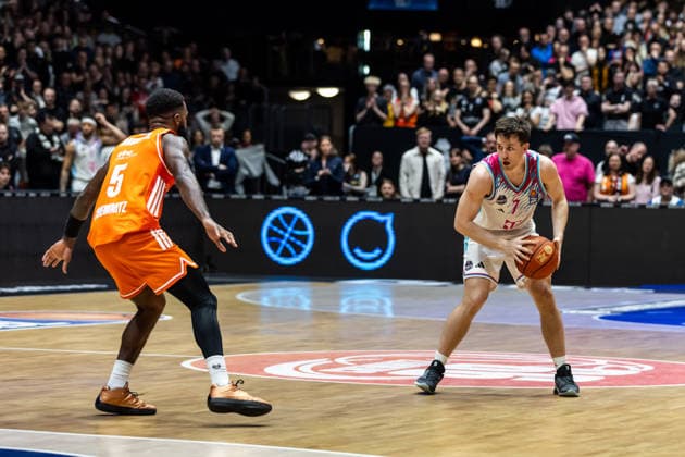 GER, easy-Credit Basketball-Bundesliga, Niners Chemnitz - Telekom Baskets Bonn. 04.04.2026, Messe, Chemnitz, GER, easy-Credit Basketball-Bundesliga, Niners Chemnitz - Telekom Baskets Bonn. Grayson Murphy (Telekom Baskets Bonn, 7), Corey Davis Jr. (Niners Chemnitz, 5) Foto Alexander Trienitz Chemnitz Messe Sachsen Deutschland