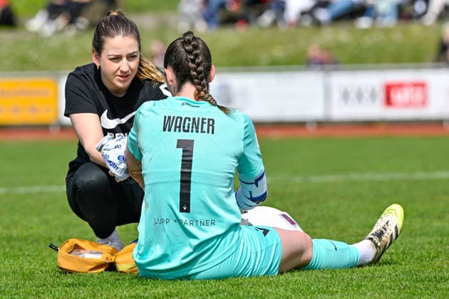 Melanie Wagner (Torwart, Viktoria Berlin, 1) muss auf dem Platz behandelt werden, mit Schmerzen nach einem Foul, racked with pai, verletzt, Verletzung, injured, sporting injury, 05.04.2026, Aschheim (Deutschland), Fussball,2. Frauen-Bundesliga, FC Bayern München II - Viktoria Berlin, DFB DFL REGULATIONS PROHIBIT ANY USE OF PHOTOGRAPHS AS IMAGE SEQUENCES AND OR QUASI-VIDEO.