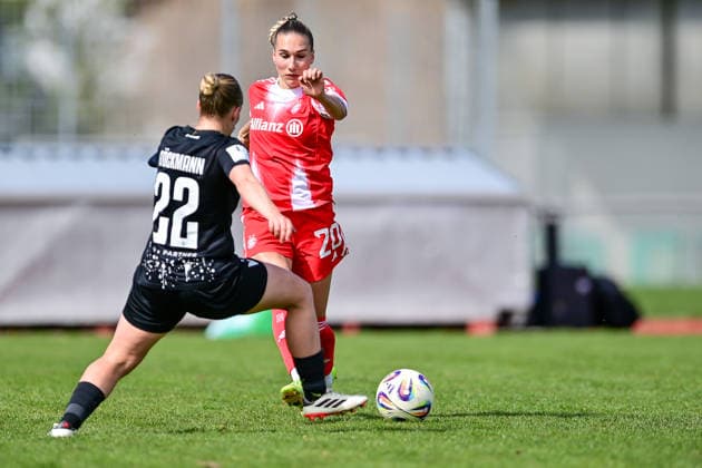 v.li.: Sarah Stoeckmann (Viktoria Berlin, 22) Jana Kappes (FCB, 20) im Zweikampf, Duell, duel, tackle, Dynamik, Action, Aktion, 05.04.2026, Aschheim (Deutschland), Fussball,2. Frauen-Bundesliga, FC Bayern München II - Viktoria Berlin, DFB DFL REGULATIONS PROHIBIT ANY USE OF PHOTOGRAPHS AS IMAGE SEQUENCES AND OR QUASI-VIDEO.