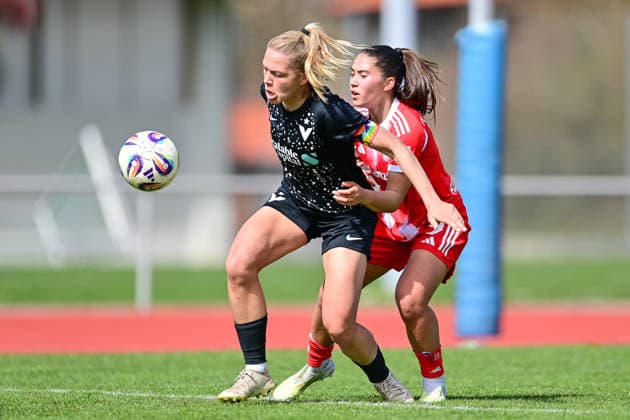 v.li.: Nina Ehegoetz (Viktoria Berlin, 29) Paula Rintzner (FCB, 9) im Zweikampf, Duell, duel, tackle, Dynamik, Action, Aktion, 05.04.2026, Aschheim (Deutschland), Fussball,2. Frauen-Bundesliga, FC Bayern München II - Viktoria Berlin, DFB DFL REGULATIONS PROHIBIT ANY USE OF PHOTOGRAPHS AS IMAGE SEQUENCES AND OR QUASI-VIDEO.