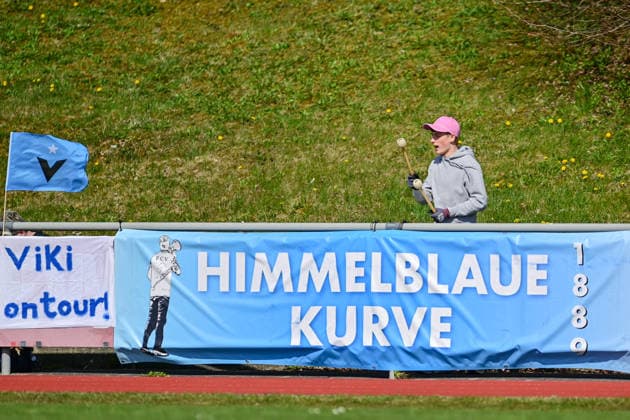 Ein einzelner Fan von Viktoria Berlin trommelt und macht Stimmung, Fans, Publikum, Zuschauer, Stimmung, Atmosphaere, Stadion, 05.04.2026, Aschheim (Deutschland), Fussball,2. Frauen-Bundesliga, FC Bayern München II - Viktoria Berlin, DFB DFL REGULATIONS PROHIBIT ANY USE OF PHOTOGRAPHS AS IMAGE SEQUENCES AND OR QUASI-VIDEO.
