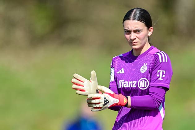 Julia Kreuzpainter (Torwart, FCB, 32) Einzelbild, Aktion, Action, 05.04.2026, Aschheim (Deutschland), Fussball,2. Frauen-Bundesliga, FC Bayern München II - Viktoria Berlin, DFB DFL REGULATIONS PROHIBIT ANY USE OF PHOTOGRAPHS AS IMAGE SEQUENCES AND OR QUASI-VIDEO.