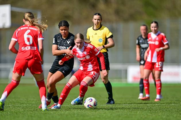 v.li.: Victoria Ezebinyuo (Viktoria Berlin, 28) Greta Huenten (FCB, 33) im Zweikampf, Duell, duel, tackle, Dynamik, Action, Aktion, 05.04.2026, Aschheim (Deutschland), Fussball,2. Frauen-Bundesliga, FC Bayern München II - Viktoria Berlin, DFB DFL REGULATIONS PROHIBIT ANY USE OF PHOTOGRAPHS AS IMAGE SEQUENCES AND OR QUASI-VIDEO.