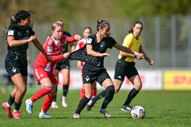 v.li.: Victoria Ezebinyuo (Viktoria Berlin, 28) Greta Huenten (FCB, 33) zieht Laura Gasanovas (Viktoria Berlin, 53) am Trikot, Zweikampf, Duell, duel, tackle, Dynamik, Action, Aktion, 05.04.2026, Aschheim (Deutschland), Fussball,2. Frauen-Bundesliga, FC Bayern München II - Viktoria Berlin, DFB DFL REGULATIONS PROHIBIT ANY USE OF PHOTOGRAPHS AS IMAGE SEQUENCES AND OR QUASI-VIDEO.