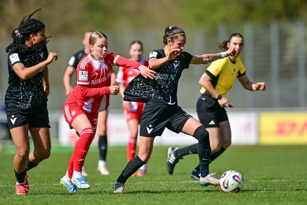 v.li.: Victoria Ezebinyuo (Viktoria Berlin, 28) Greta Huenten (FCB, 33) zieht Laura Gasanovas (Viktoria Berlin, 53) am Trikot, Zweikampf, Duell, duel, tackle, Dynamik, Action, Aktion, 05.04.2026, Aschheim (Deutschland), Fussball,2. Frauen-Bundesliga, FC Bayern München II - Viktoria Berlin, DFB DFL REGULATIONS PROHIBIT ANY USE OF PHOTOGRAPHS AS IMAGE SEQUENCES AND OR QUASI-VIDEO.