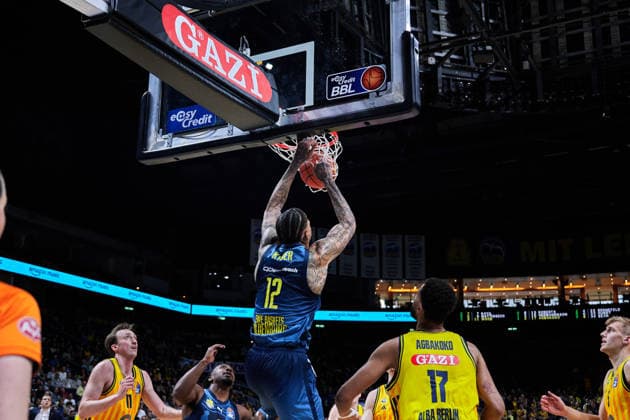 Michale Kyser (EWE Baskets Oldenburg, 12), Norris Agbakoko (Alba Berlin, 17), GER, ALBA Berlin vs. EWE Baskets Oldenburg, Basketball Herren, easy Credit BBL, Saison 2025 2026, 28. Spieltag, 05.04.2026 GER, ALBA Berlin vs. EWE Baskets Oldenburg, Basketball Herren, easy Credit BBL, Saison 2025 2026, 28. Spieltag, 05.04.2026 Berlin