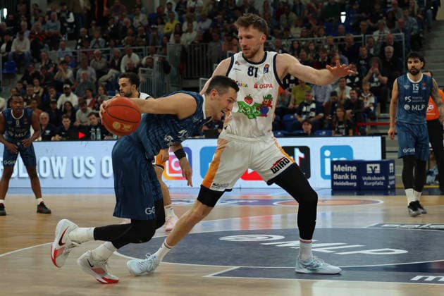 v. li. im Zweikampf, Ryan Mikelsell (MLP Academics Heidelberg, 33), Andy Van Vliet (Rostock Seawolves, 81) GER, MLP Academics Heidelberg vs. Rostock Seawolves, Basketball, easycredit Basketball Bundesliga, 28.Spieltag, Saison, 2025 2026, 05.04.2026 GER, MLP Academics Heidelberg vs. Rostock Seawolves, Basketball, easycredit Basketball Bundesliga, 28.Spieltag, Saison, 2025 2026, 205.04.2026 Heidelberg Copyright: xEibner-Pressefoto JoergxHirschx EP_JHH