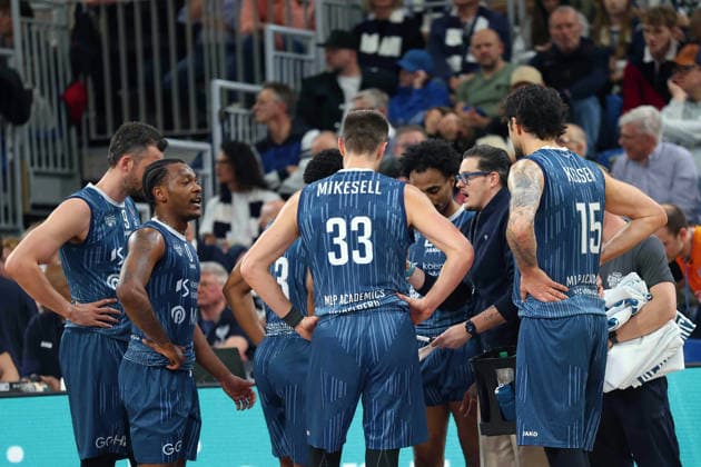 Die Spieler vom MLP Academics Heidelberg bilden einen Mannschaftskreis zum Schulterschluss mit Carlo Finetti (MLP Academics Heidelberg, Head Couch). GER, MLP Academics Heidelberg vs. Rostock Seawolves, Basketball, easycredit Basketball Bundesliga, 28.Spieltag, Saison, 2025 2026, 05.04.2026 GER, MLP Academics Heidelberg vs. Rostock Seawolves, Basketball, easycredit Basketball Bundesliga, 28.Spieltag, Saison, 2025 2026, 205.04.2026 Heidelberg Copyright: xEibner-Pressefoto JoergxHirschx EP_JHH