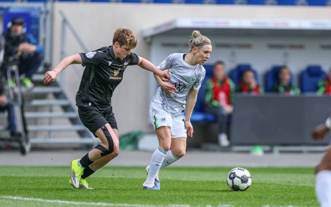 GER, Jena, Carl Zeiss Jena vs Vfl Wolfsburg, DFB-Pokal Frauen, Fussball, DFB, Spielzeit 2025 2026, ad hoc Arena im Ernst-Abbe-Sportfeld, Halbfinale im Bild v.l.: Gwen Mummert (Carl Zeiss Jena Frauen 27), Svenja Huth (VfL Wolfsburg Frauen 10) DFB DFL REGULATIONS PROHIBIT ANY USE OF PHOTOGRAPHS AS IMAGE SEQUENCES AND OR QUASI-VIDEO, 05.04.2025 Copyright: HMBxMedia HendrikxHamelau