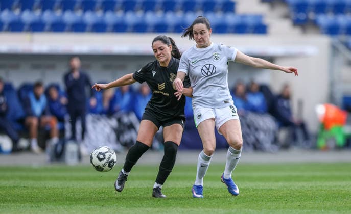GER, Jena, Carl Zeiss Jena vs Vfl Wolfsburg, DFB-Pokal Frauen, Fussball, DFB, Spielzeit 2025 2026, ad hoc Arena im Ernst-Abbe-Sportfeld, Halbfinale im Bild v.l.: Olivia Alcaide (Jena), Caitlin Dijkstra (VfL Wolfsburg Frauen 3) DFB DFL REGULATIONS PROHIBIT ANY USE OF PHOTOGRAPHS AS IMAGE SEQUENCES AND OR QUASI-VIDEO, 05.04.2025 Copyright: HMBxMedia HendrikxHamelau
