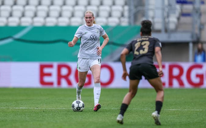 GER, Jena, Carl Zeiss Jena vs Vfl Wolfsburg, DFB-Pokal Frauen, Fussball, DFB, Spielzeit 2025 2026, ad hoc Arena im Ernst-Abbe-Sportfeld, Halbfinale im Bild v.l.: Camilla Küver (VfL Wolfsburg Frauen 16), Hannah Etzold (Carl Zeiss Jena Frauen 13) DFB DFL REGULATIONS PROHIBIT ANY USE OF PHOTOGRAPHS AS IMAGE SEQUENCES AND OR QUASI-VIDEO, 05.04.2025 Copyright: HMBxMedia HendrikxHamelau