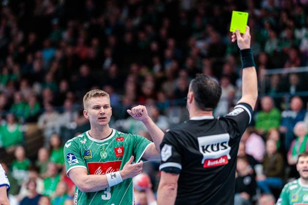 Gelbe Karte gegen Daniel Astrup Pedersen (GWD Minden, 03) durch Fabian Baumgart (Schiedsrichter) GER, GWD Minden vs. Handball Verein Hamburg, Handball, 1. Bundesliga, 27. Spieltag, Spielzeit 2025 2026, 05.04.2026 GER, GWD Minden vs. Handball Sport Verein Hamburg, Handball, 1. Bundesliga, 27. Spieltag, Spielzeit 2025 2026, 05.04.2026 Minden Copyright: xEibner-Pressefoto JanxRollingerx EP_JSK