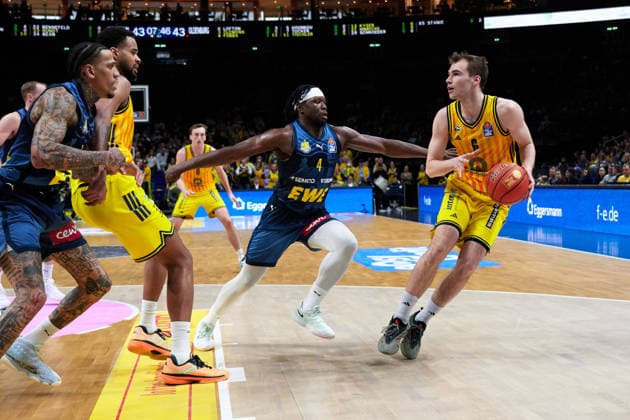 Brian Fobbs (EWE Baskets Oldenburg, 04), Malte Delow (Alba Berlin, 06), GER, ALBA Berlin vs. EWE Baskets Oldenburg, Basketball Herren, easy Credit BBL, Saison 2025 2026, 28. Spieltag, 05.04.2026 GER, ALBA Berlin vs. EWE Baskets Oldenburg, Basketball Herren, easy Credit BBL, Saison 2025 2026, 28. Spieltag, 05.04.2026 Berlin