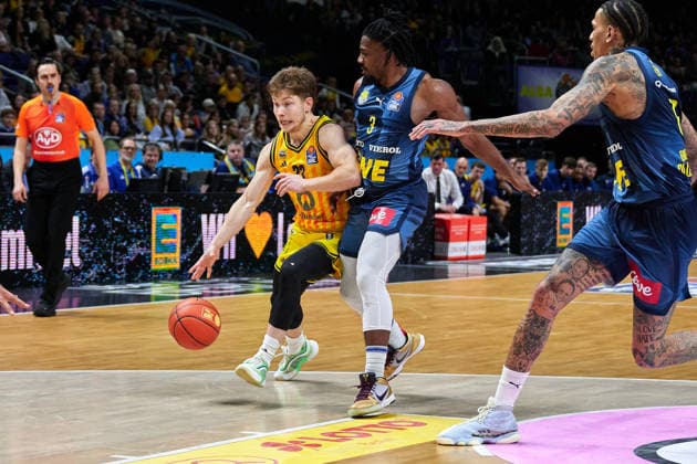 Bennet Hund (Alba Berlin, 33), Chris Clemons (EWE Baskets Oldenburg, 03), GER, ALBA Berlin vs. EWE Baskets Oldenburg, Basketball Herren, easy Credit BBL, Saison 2025 2026, 28. Spieltag, 05.04.2026 GER, ALBA Berlin vs. EWE Baskets Oldenburg, Basketball Herren, easy Credit BBL, Saison 2025 2026, 28. Spieltag, 05.04.2026 Berlin