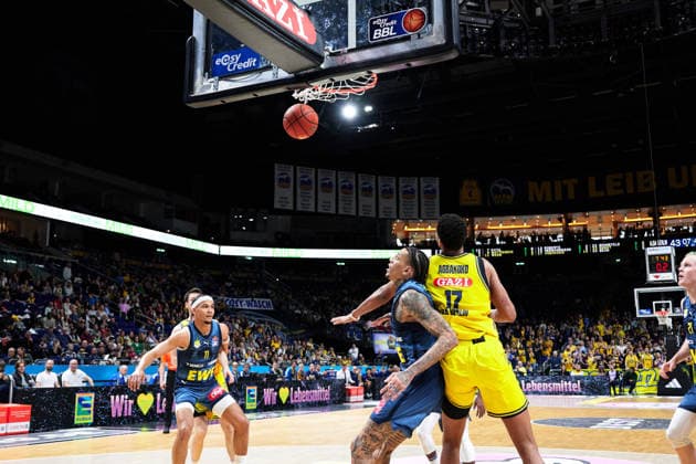 Nicholas Tischer (EWE Baskets Oldenburg, 11), Michale Kyser (EWE Baskets Oldenburg, 12), GER, ALBA Berlin vs. EWE Baskets Oldenburg, Basketball Herren, easy Credit BBL, Saison 2025 2026, 28. Spieltag, 05.04.2026 GER, ALBA Berlin vs. EWE Baskets Oldenburg, Basketball Herren, easy Credit BBL, Saison 2025 2026, 28. Spieltag, 05.04.2026 Berlin