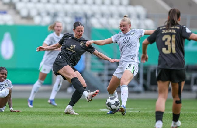 GER, Jena, Carl Zeiss Jena vs Vfl Wolfsburg, DFB-Pokal Frauen, Fussball, DFB, Spielzeit 2025 2026, ad hoc Arena im Ernst-Abbe-Sportfeld, Halbfinale im Bild v.l.: Elena Mühlemann (Carl Zeiss Jena Frauen 30), Ella Peddemors (VfL Wolfsburg Frauen 5) DFB DFL REGULATIONS PROHIBIT ANY USE OF PHOTOGRAPHS AS IMAGE SEQUENCES AND OR QUASI-VIDEO, 05.04.2025 Copyright: HMBxMedia HendrikxHamelau