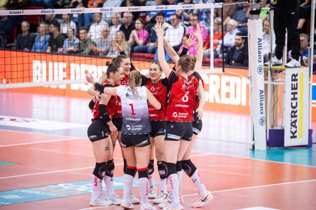 Emma Grome (Dresdner SC, 04), Mitte und Team des Dresdner SC jubelt, Teamkreis, Teamspirit GER, Allianz MTV Stuttgart - Dresdner SC, Volleyball Bundesliga, VBL, Spielzeit 2025 2026, Playoffs Halbfinale, Spiel 1, 05.04.2026 GER, Allianz MTV Stuttgart - Dresdner SC, Volleyball Bundesliga, VBL, Spielzeit 2025 2026, Playoffs Halbfinale, Spiel 1, 05.04.2026 Stuttgart Copyright: xSandyxDinkelackerx EP_SDR