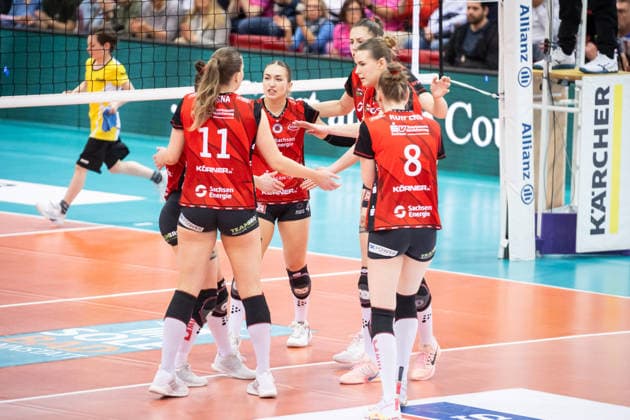 Emma Grome (Dresdner SC, 04), Mitte und Team - kritische Blicke GER, Allianz MTV Stuttgart - Dresdner SC, Volleyball Bundesliga, VBL, Spielzeit 2025 2026, Playoffs Halbfinale, Spiel 1, 05.04.2026 GER, Allianz MTV Stuttgart - Dresdner SC, Volleyball Bundesliga, VBL, Spielzeit 2025 2026, Playoffs Halbfinale, Spiel 1, 05.04.2026 Stuttgart Copyright: xSandyxDinkelackerx EP_SDR