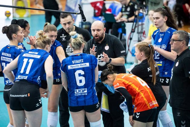 Konstantin Bitter (Allianz MTV Stuttgart, Head-Coach) - Auszeit, Ansprache an das Team GER, Allianz MTV Stuttgart - Dresdner SC, Volleyball Bundesliga, VBL, Spielzeit 2025 2026, Playoffs Halbfinale, Spiel 1, 05.04.2026 GER, Allianz MTV Stuttgart - Dresdner SC, Volleyball Bundesliga, VBL, Spielzeit 2025 2026, Playoffs Halbfinale, Spiel 1, 05.04.2026 Stuttgart Copyright: xSandyxDinkelackerx EP_SDR