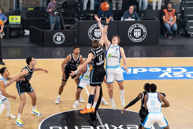 Tip Off, Anwurf, Niklas Wimberg (Veolia Towers Hamburg, 17), Jacob Holt (SKYLINERS Frankfurt, 10), GER, Veolia Towers Hamburg vs SKYLINERS Frankfurt, Basketball, Bundesliga, Spieltag 28, Saison 2025 2026, 05.04.2026 GER, Veolia Towers Hamburg vs SKYLINERS Frankfurt, Basketball, Bundesliga, Spieltag 28, Saison 2025 2026, 05.04.2026 Hamburg Copyright: xEibner-Pressefoto MaxxVincenx EP_MVN
