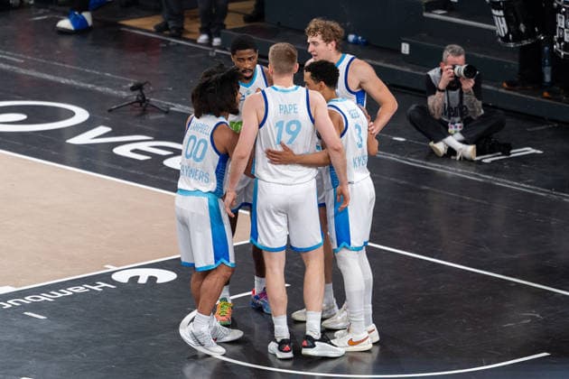 Frankfurt beim Huddle, Tiger Campbell (SKYLINERS Frankfurt, 00), William Christmas (SKYLINERS Frankfurt, 08), Till Pape (SKYLINERS Frankfurt, 19), Jacob Holt (SKYLINERS Frankfurt, 10), Garai Zeeb (SKYLINERS Frankfurt, 03), GER, Veolia Towers Hamburg vs SKYLINERS Frankfurt, Basketball, Bundesliga, Spieltag 28, Saison 2025 2026, 05.04.2026 GER, Veolia Towers Hamburg vs SKYLINERS Frankfurt, Basketball, Bundesliga, Spieltag 28, Saison 2025 2026, 05.04.2026 Hamburg Copyright: xEibner-Pressefoto MaxxVincenx EP_MVN