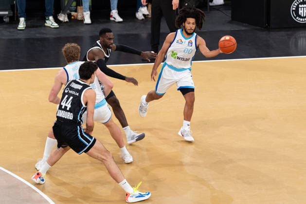 Tiger Campbell (SKYLINERS Frankfurt, 00) Pass, Benedikt Turudic (Veolia Towers Hamburg, 44), Jacob Holt (SKYLINERS Frankfurt, 10), Osaro Rich (Veolia Towers Hamburg, 03), GER, Veolia Towers Hamburg vs SKYLINERS Frankfurt, Basketball, Bundesliga, Spieltag 28, Saison 2025 2026, 05.04.2026 GER, Veolia Towers Hamburg vs SKYLINERS Frankfurt, Basketball, Bundesliga, Spieltag 28, Saison 2025 2026, 05.04.2026 Hamburg Copyright: xEibner-Pressefoto MaxxVincenx EP_MVN