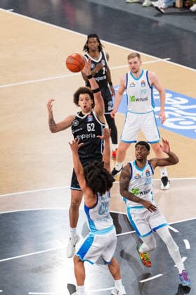 Zacharie Perrin (Veolia Towers Hamburg, 52) Pass, Tiger Campbell (SKYLINERS Frankfurt, 00), Desmond Watson (SKYLINERS Frankfurt, 20), Till Pape (SKYLINERS Frankfurt, 19), GER, Veolia Towers Hamburg vs SKYLINERS Frankfurt, Basketball, Bundesliga, Spieltag 28, Saison 2025 2026, 05.04.2026 GER, Veolia Towers Hamburg vs SKYLINERS Frankfurt, Basketball, Bundesliga, Spieltag 28, Saison 2025 2026, 05.04.2026 Hamburg Copyright: xEibner-Pressefoto MaxxVincenx EP_MVN