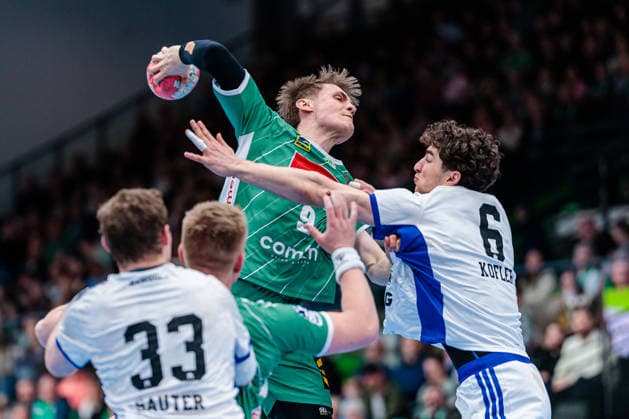 v.l. Moritz Sauter (Handball Verein Hamburg, 33), Daniel Astrup Pedersen (GWD Minden, 03), Morten Hempel Jensen (GWD Minden, 09), Elias Kofler (Handball Sport Verein Hamburg, 06) GER, GWD Minden vs. Handball Sport Verein Hamburg, Handball, 1. Bundesliga, 27. Spieltag, Spielzeit 2025 2026, 05.04.2026 GER, GWD Minden vs. Handball Sport Verein Hamburg, Handball, 1. Bundesliga, 27. Spieltag, Spielzeit 2025 2026, 05.04.2026 Minden Copyright: xEibner-Pressefoto JanxRollingerx EP_JSK