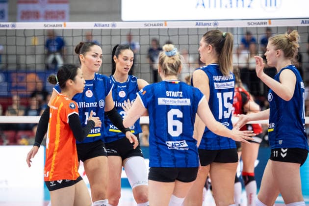 Sichtlich enttaeuschte Blicke beim Team des MTV Stuttgart nach verlorenem Satz GER, Allianz MTV Stuttgart - Dresdner SC, Volleyball Bundesliga, VBL, Spielzeit 2025 2026, Playoffs Halbfinale, Spiel 1, 05.04.2026 GER, Allianz MTV Stuttgart - Dresdner SC, Volleyball Bundesliga, VBL, Spielzeit 2025 2026, Playoffs Halbfinale, Spiel 1, 05.04.2026 Stuttgart Copyright: xSandyxDinkelackerx EP_SDR