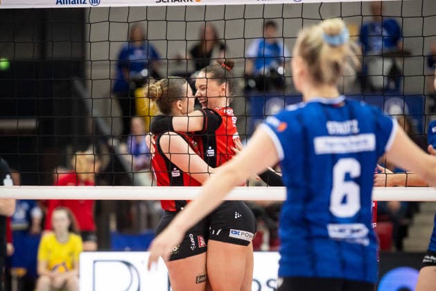 Lorena Lorber Fijok (Dresdner SC, 17) und Emma Grome (Dresdner SC, 04) umarmen sich nach gewonnenem Satz vor Freude GER, Allianz MTV Stuttgart - Dresdner SC, Volleyball Bundesliga, VBL, Spielzeit 2025 2026, Playoffs Halbfinale, Spiel 1, 05.04.2026 GER, Allianz MTV Stuttgart - Dresdner SC, Volleyball Bundesliga, VBL, Spielzeit 2025 2026, Playoffs Halbfinale, Spiel 1, 05.04.2026 Stuttgart Copyright: xSandyxDinkelackerx EP_SDR