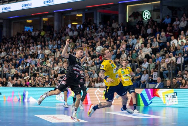 Edwin Aspenback (Rhein-Neckar Löwen, 78) beim Wurf. Sander Andreassen Overjordet (HC Erlangen, 08) HC Erlangen vs. Rhein-Neckar Löwen, Handball, 1. Handball Bundesliga, Saison 2025 2026, 28. Spieltag, 05.04.2026 HC Erlangen vs. Rhein-Neckar Löwen, Handball, 1. Handball Bundesliga, Saison 2025 2026, 28. Spieltag, 05.04.2026 Nuernberg Copyright: xEibner-Pressefoto ArdanxFuessmanx EP_AFN