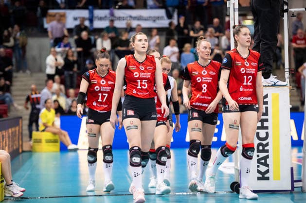 Marta Kamelija Levinska (Dresdner SC, 15), Mitte und Team - kritische Blicke, sichtlich unzufrieden nach erstem Satz GER, Allianz MTV Stuttgart - Dresdner SC, Volleyball Bundesliga, VBL, Spielzeit 2025 2026, Playoffs Halbfinale, Spiel 1, 05.04.2026 GER, Allianz MTV Stuttgart - Dresdner SC, Volleyball Bundesliga, VBL, Spielzeit 2025 2026, Playoffs Halbfinale, Spiel 1, 05.04.2026 Stuttgart Copyright: xSandyxDinkelackerx EP_SDR