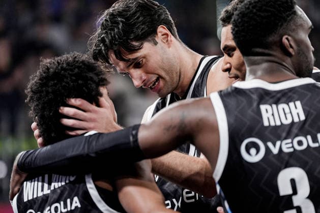 Deutschland: easyCredit BBL, Hauptrunde 2025 26, 28. Spieltag Veolia Towers Hamburg vs Frankfurt Skyliners Inselpark Arena (Hamburg): Freude, Emotion, Jubel: Ross Williams (Veolia Towers Hamburg, 34), Benedikt Turudic (Veolia Towers Hamburg, 44), Osaro Jürgen Rich, Osaro Juergen Rich (Veolia Towers Hamburg, 3) Copyright: xStefanxTrochax