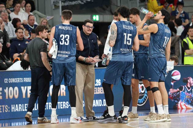 Die Spieler vom MLP Academics Heidelberg mit Absprache Carlo Finetti (MLP Academics Heidelberg, Head Couch) GER, MLP Academics Heidelberg vs. Rostock Seawolves, Basketball, easycredit Basketball Bundesliga, 28.Spieltag, Saison, 2025 2026, 05.04.2026 GER, MLP Academics Heidelberg vs. Rostock Seawolves, Basketball, easycredit Basketball Bundesliga, 28.Spieltag, Saison, 2025 2026, 205.04.2026 Heidelberg Copyright: xEibner-Pressefoto JoergxHirschx EP_JHH