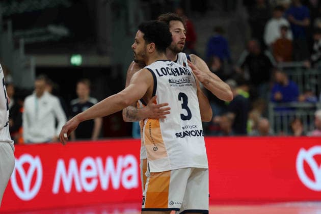 Freude nach Spielende Sid-Marlon Theis (Rostock Seawolves, 19). Dominic Lockhart (Rostock Seawolves, 3) GER, MLP Academics Heidelberg vs. Rostock Seawolves, Basketball, easycredit Basketball Bundesliga, 28.Spieltag, Saison, 2025 2026, 05.04.2026 GER, MLP Academics Heidelberg vs. Rostock Seawolves, Basketball, easycredit Basketball Bundesliga, 28.Spieltag, Saison, 2025 2026, 205.04.2026 Heidelberg Copyright: xEibner-Pressefoto JoergxHirschx EP_JHH