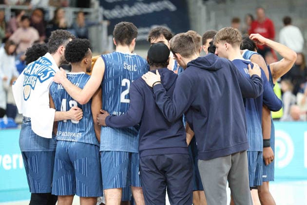 Die Spieler vom MLP Academics Heidelberg bilden einen Mannschaftskreis zum Schulterschluss nach verlorenem Spiel. GER, MLP Academics Heidelberg vs. Rostock Seawolves, Basketball, easycredit Basketball Bundesliga, 28.Spieltag, Saison, 2025 2026, 05.04.2026 GER, MLP Academics Heidelberg vs. Rostock Seawolves, Basketball, easycredit Basketball Bundesliga, 28.Spieltag, Saison, 2025 2026, 205.04.2026 Heidelberg Copyright: xEibner-Pressefoto JoergxHirschx EP_JHH