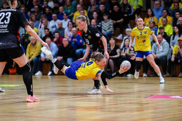 Lara Tauchmann (HC Leipzig, 28) am Ball geht zu Boden Zweikampf, Duell, Kampf mit Natascha Foley (HC Roedertal, 19), HC Leipzig vs HC Roedertal, Handball, 2. Alsco Handball Bundesliga Frauen, 05. Spieltag, Saison 2025 2026, 05.04.2026, HC Leipzig vs HC Roedertal, Handball, 2. Alsco Handball Bundesliga Frauen, 05. Spieltag, Saison 2025 2026, 05.04.2026 Leipzig Copyright: xEibner-Pressefoto LauraxRoemerx EP_LRR
