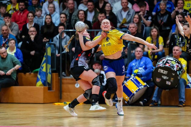 Lara Seidel (HC Leipzig, 03) am Ball, gehalten von Natascha Foley (HC Roedertal, 19), Zweikampf, Duell, Kampf , HC Leipzig vs HC Roedertal, Handball, 2. Alsco Handball Bundesliga Frauen, 05. Spieltag, Saison 2025 2026, 05.04.2026, HC Leipzig vs HC Roedertal, Handball, 2. Alsco Handball Bundesliga Frauen, 05. Spieltag, Saison 2025 2026, 05.04.2026 Leipzig Copyright: xEibner-Pressefoto LauraxRoemerx EP_LRR