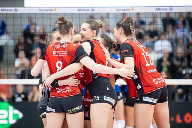 Marta Kamelija Levinska (Dresdner SC, 15), Mitte und Team, Teamkreis, Teamspirit GER, Allianz MTV Stuttgart - Dresdner SC, Volleyball Bundesliga, VBL, Spielzeit 2025 2026, Playoffs Halbfinale, Spiel 1, 05.04.2026 GER, Allianz MTV Stuttgart - Dresdner SC, Volleyball Bundesliga, VBL, Spielzeit 2025 2026, Playoffs Halbfinale, Spiel 1, 05.04.2026 Stuttgart Copyright: xSandyxDinkelackerx EP_SDR