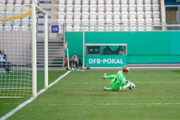 Jasmin Janning (FC Carl Zeiss Jena, 01) pariert einen Schuss von Lineth Beerensteyn (VfL Wolfsburg, 09) GER, FC Carl Zeiss Jena vs. VfL Wolfsburg, Fussball, DFB Pokal Frauen, Halbinale, Saison 2025 2026, 05.04.2026 DFL REGULATIONS PROHIBIT ANY USE OF PHOTOGRAPHS AS IMAGE SEQUENCES AND OR QUASI-VIDEO, GER, FC Carl Zeiss Jena vs. VfL Wolfsburg, Fussball, DFB Pokal Frauen, Halbinale, Saison 2025 2026, 05.04.2026 Jena Copyright: xEibner-Pressefoto PiaxSchindlerx EP_PSR