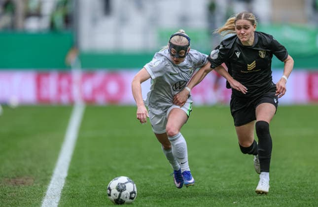 GER, Jena, Carl Zeiss Jena vs Vfl Wolfsburg, DFB-Pokal Frauen, Fussball, DFB, Spielzeit 2025 2026, ad hoc Arena im Ernst-Abbe-Sportfeld, Halbfinale im Bild v.l.: Thea Bjelde (VfL Wolfsburg Frauen 2), Melina Reuter (Carl Zeiss Jena Frauen 7), Zweikampf DFB DFL REGULATIONS PROHIBIT ANY USE OF PHOTOGRAPHS AS IMAGE SEQUENCES AND OR QUASI-VIDEO, 05.04.2025 Copyright: HMBxMedia HendrikxHamelau