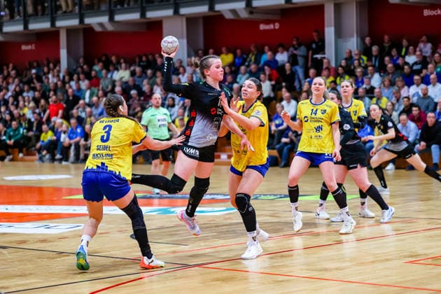 Vanessa Huth (HC Roedertal, 11) wirft den Ball, Zweikampf, Duell, Kampf mit Lara Seidel (HC Leipzig, 03) und Laura Sophie Klocke (HC Leipzig, 13) , HC Leipzig vs HC Roedertal, Handball, 2. Alsco Handball Bundesliga Frauen, 05. Spieltag, Saison 2025 2026, 05.04.2026, HC Leipzig vs HC Roedertal, Handball, 2. Alsco Handball Bundesliga Frauen, 05. Spieltag, Saison 2025 2026, 05.04.2026 Leipzig Copyright: xEibner-Pressefoto LauraxRoemerx EP_LRR