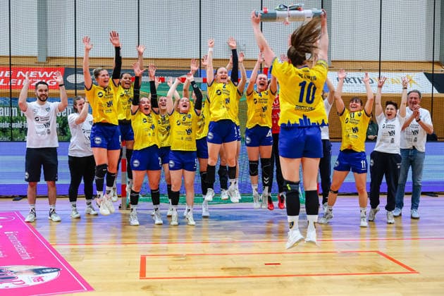 Emely Theilig (HC Leipzig, 10) feiert Asuzeichnung zur Spielerin des Spiels und Jubel Freude nach dem Sieg mit der Mannschaft, HC Leipzig vs HC Roedertal, Handball, 2. Alsco Handball Bundesliga Frauen, 05. Spieltag, Saison 2025 2026, 05.04.2026, HC Leipzig vs HC Roedertal, Handball, 2. Alsco Handball Bundesliga Frauen, 05. Spieltag, Saison 2025 2026, 05.04.2026 Leipzig Copyright: xEibner-Pressefoto LauraxRoemerx EP_LRR