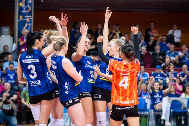 Melani Shaffmaster (Allianz MTV Stuttgart, 15), Mitte und Team - Freude, Jubel, Jubelschrei, Freudentanz GER, Allianz MTV Stuttgart - Dresdner SC, Volleyball Bundesliga, VBL, Spielzeit 2025 2026, Playoffs Halbfinale, Spiel 1, 05.04.2026 GER, Allianz MTV Stuttgart - Dresdner SC, Volleyball Bundesliga, VBL, Spielzeit 2025 2026, Playoffs Halbfinale, Spiel 1, 05.04.2026 Stuttgart Copyright: xSandyxDinkelackerx EP_SDR