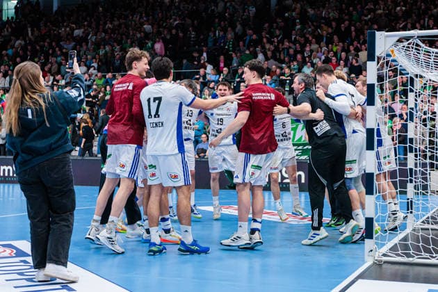 Siegesjubel nach 29:30 Sieg, Mannschaft von Handball Verein Hamburg GER, GWD Minden vs. Handball Sport Verein Hamburg, Handball, 1. Bundesliga, 27. Spieltag, Spielzeit 2025 2026, 05.04.2026 GER, GWD Minden vs. Handball Sport Verein Hamburg, Handball, 1. Bundesliga, 27. Spieltag, Spielzeit 2025 2026, 05.04.2026 Minden Copyright: xEibner-Pressefoto JanxRollingerx EP_JSK
